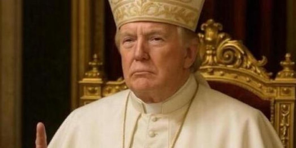 Trump vestito da Papa, messaggio di possibili influenze?